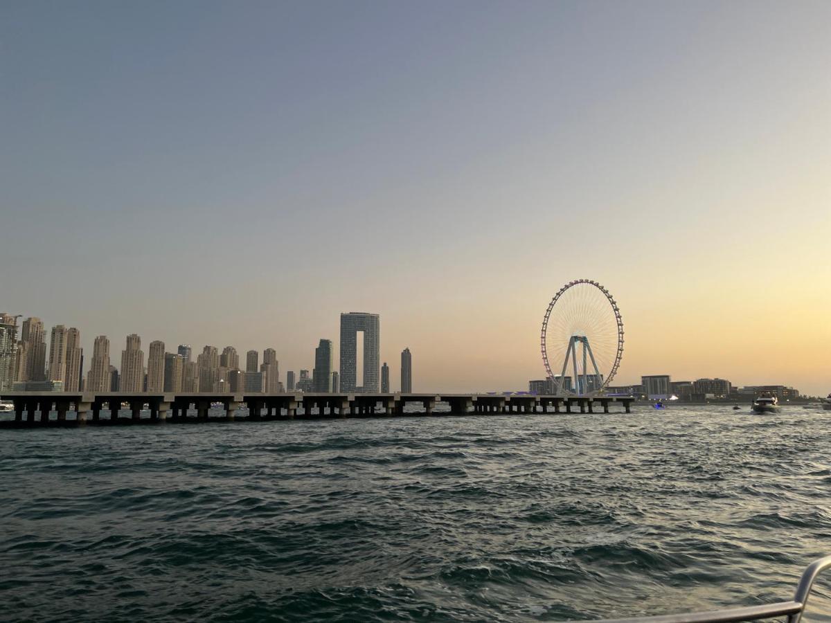 Lunar Hostel 96 Dubai Buitenkant foto