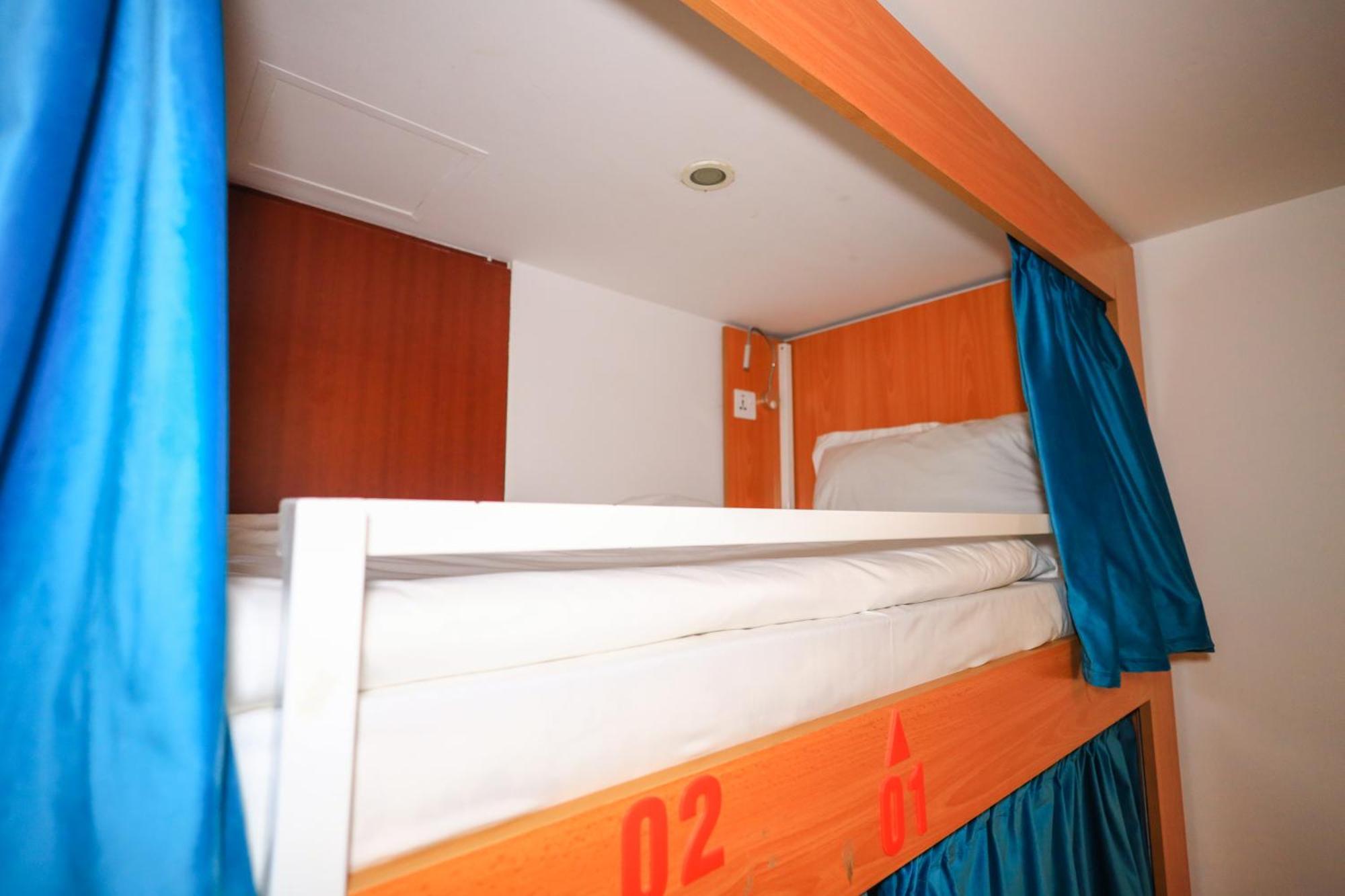 Lunar Hostel 96 Dubai Buitenkant foto